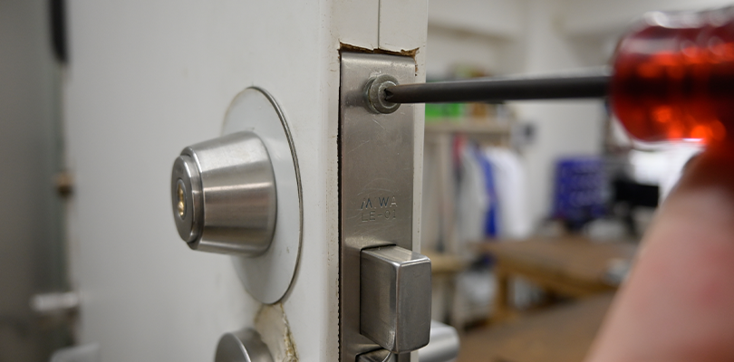 フロントプレートのビスを外す