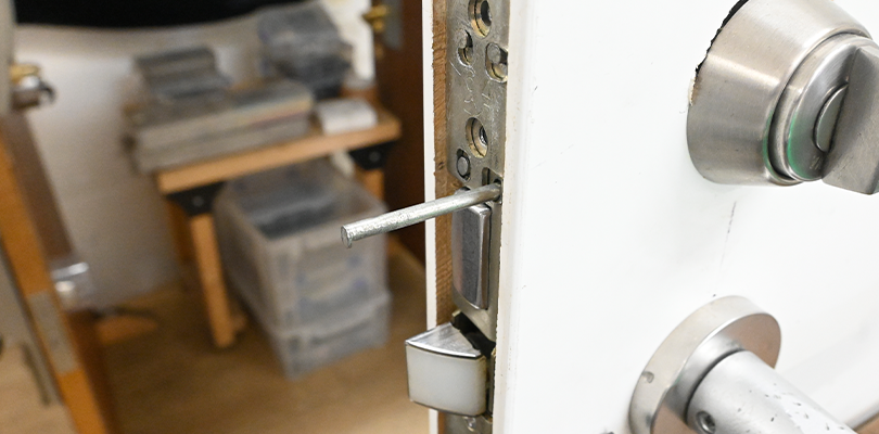 ペンチやドライバーでピンを引き抜く