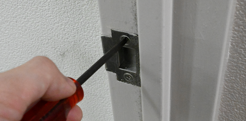 ストライクを固定するビスを緩める