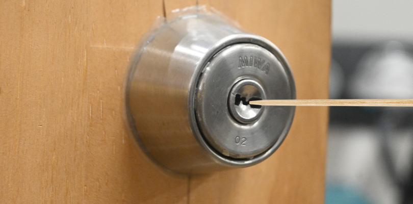 水や爪楊枝を鍵穴に差し込む