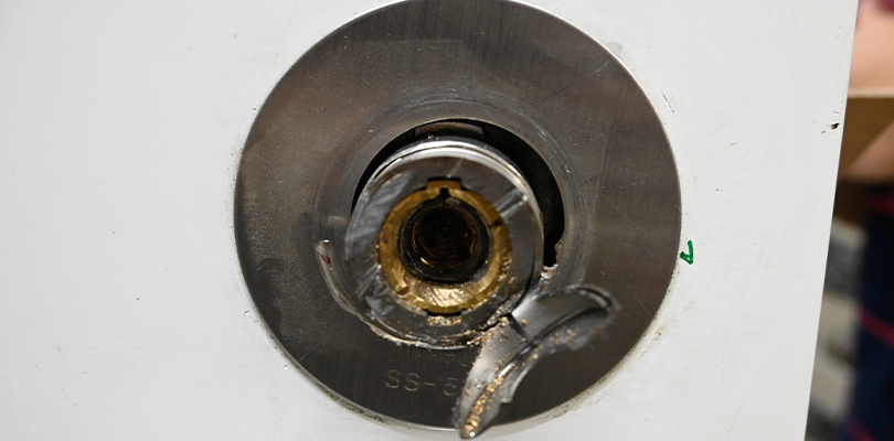 力任せに鍵を回す・叩く