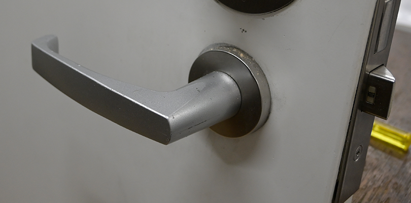 外側の台座とドアノブを外す