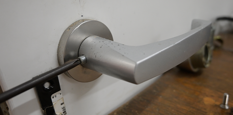 外側の台座とドアノブを外す