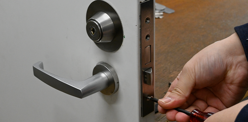 ドア側面のプレートを外す