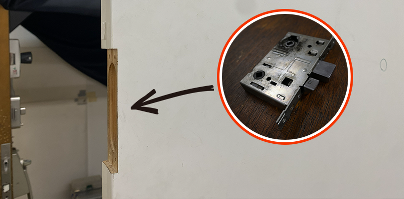 ラッチの向きに注意してケースを差し込む