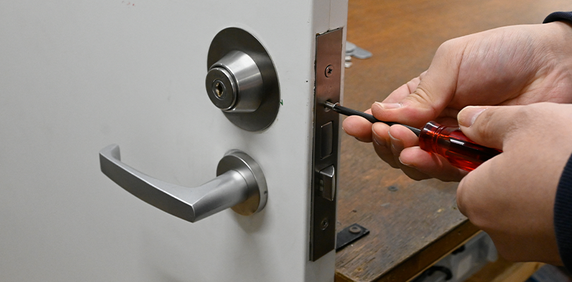 ドア側面のプレートを固定する