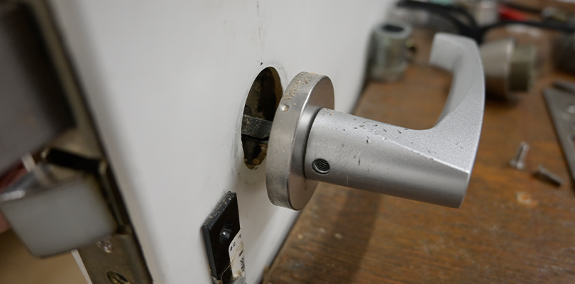 内側のドアノブ穴から角芯を差し込む