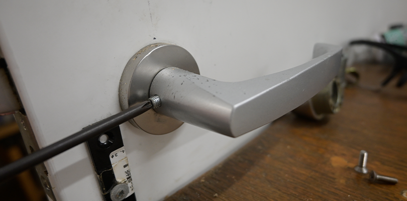 内側のドアノブ穴から角芯を差し込む