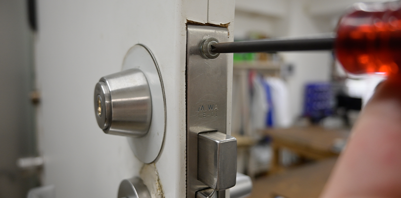 外側の台座とレバーハンドルを固定する