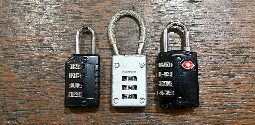 穴に掛け金やワイヤーを通す