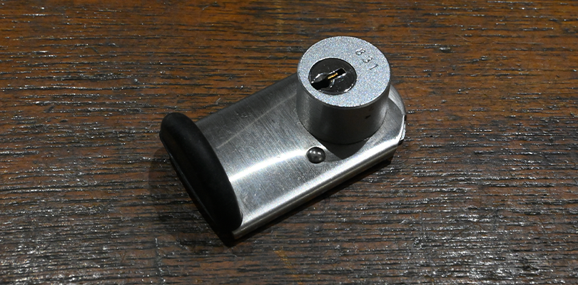 両面テープで貼り付ける鍵を選ぶ