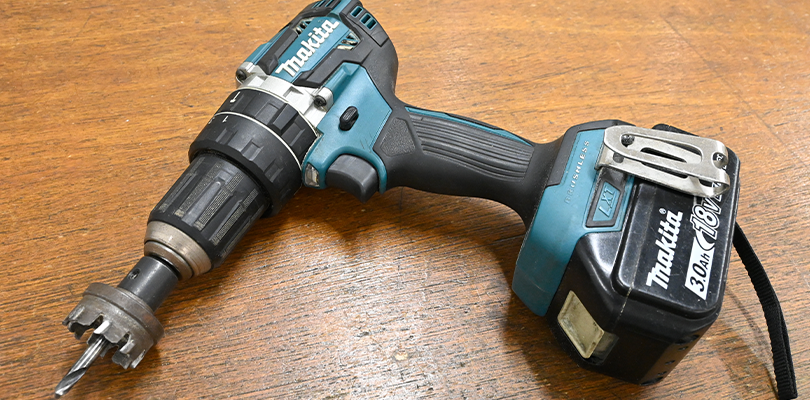 金属用パンチやドリルで穴を開ける