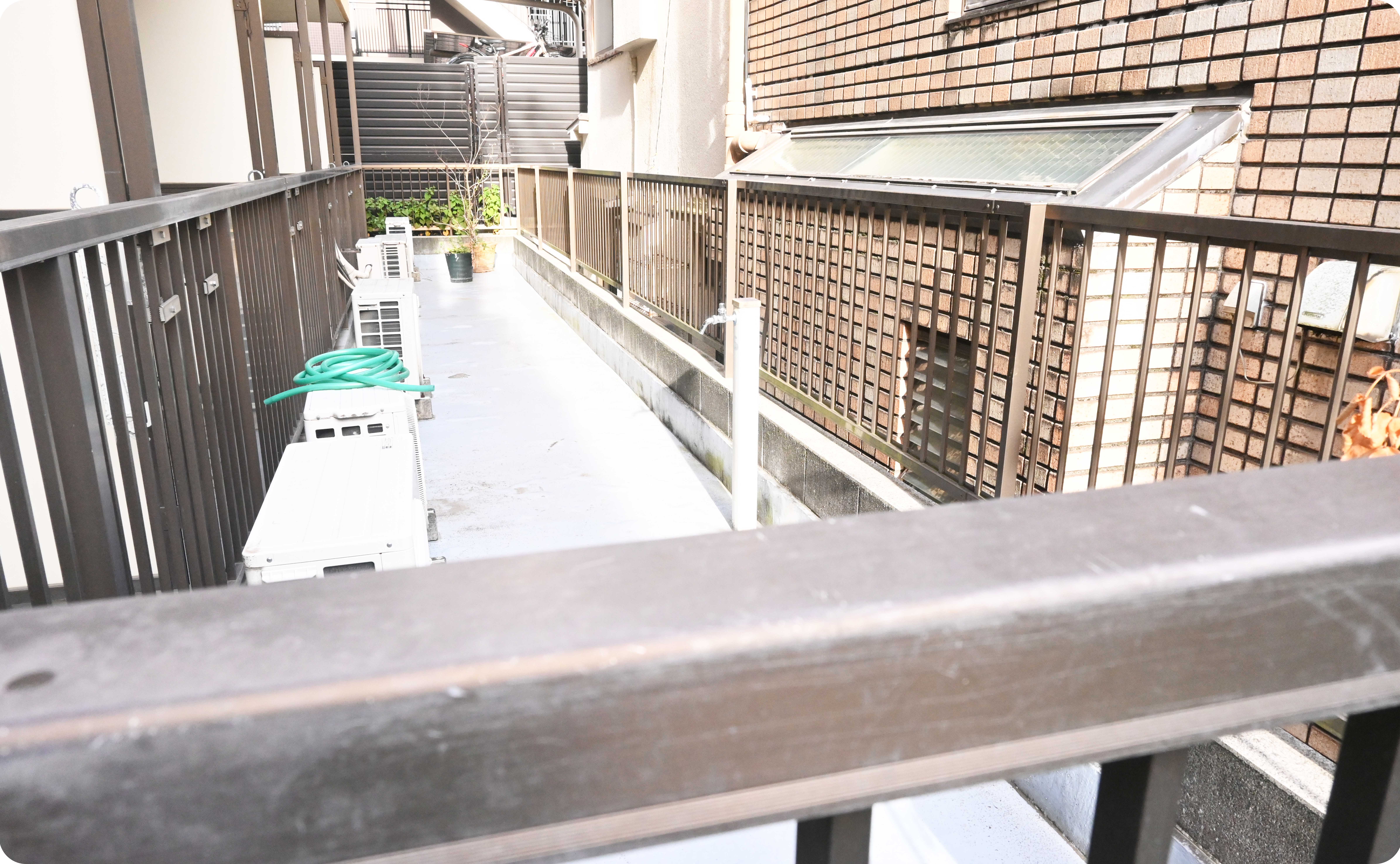 ベランダから侵入する