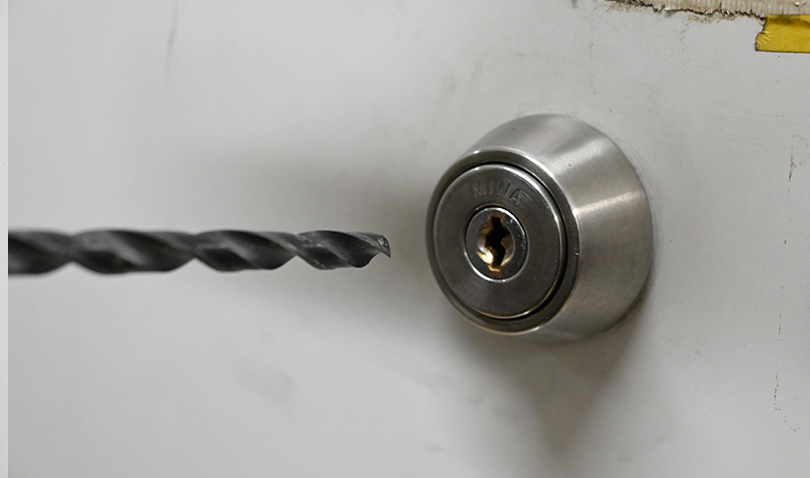 鍵穴やドアを壊す