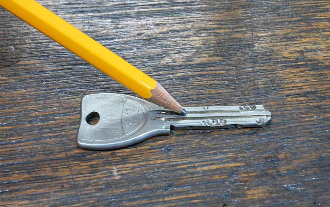 鉛筆で鍵をなぞって修理する