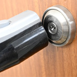 鍵穴のゴミを取り除く方法は掃除機などをつかう