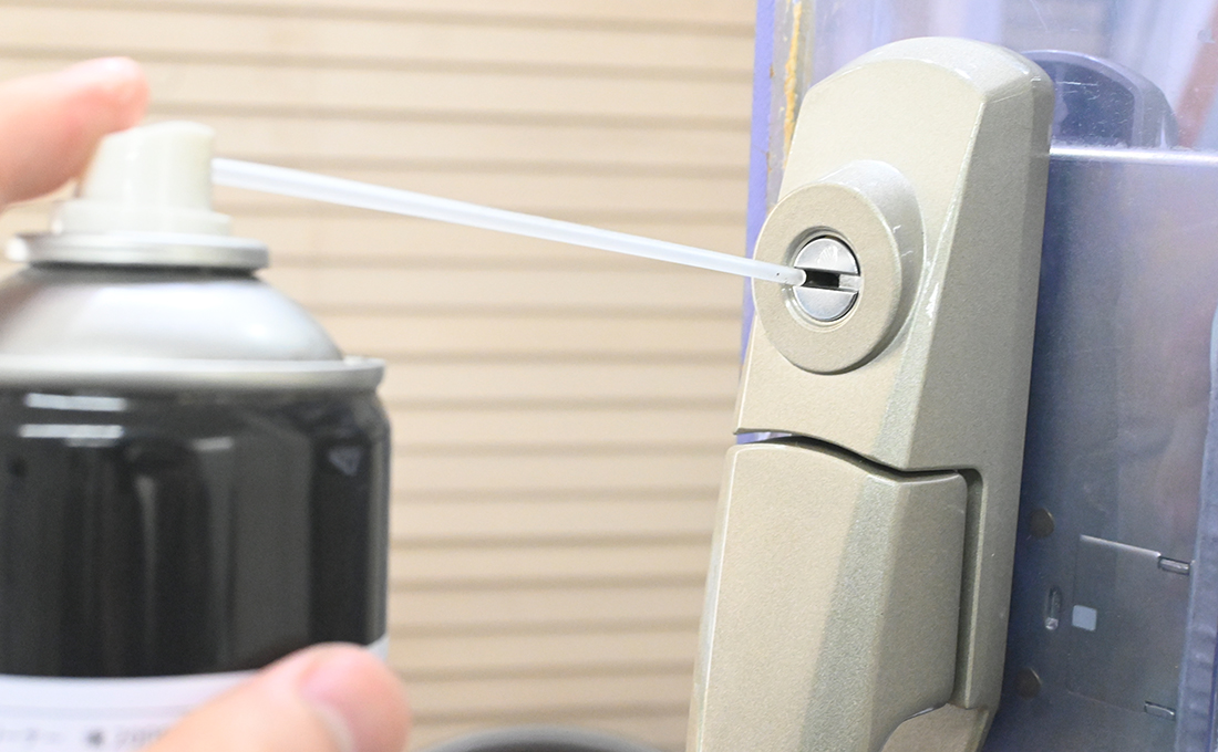 解決方法:掃除機やエアダスターを使う