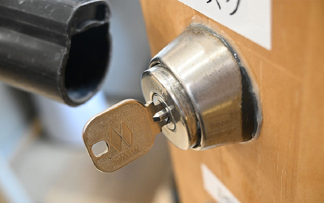 異物が完全にディンプルキーの鍵穴の中なら掃除機で吸引する