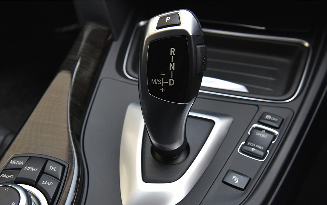 車のギアが間違えていると鍵が回らない